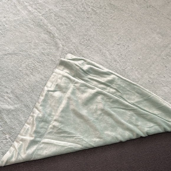 Light Green/Teal throw blanket - Picture 3 of 6